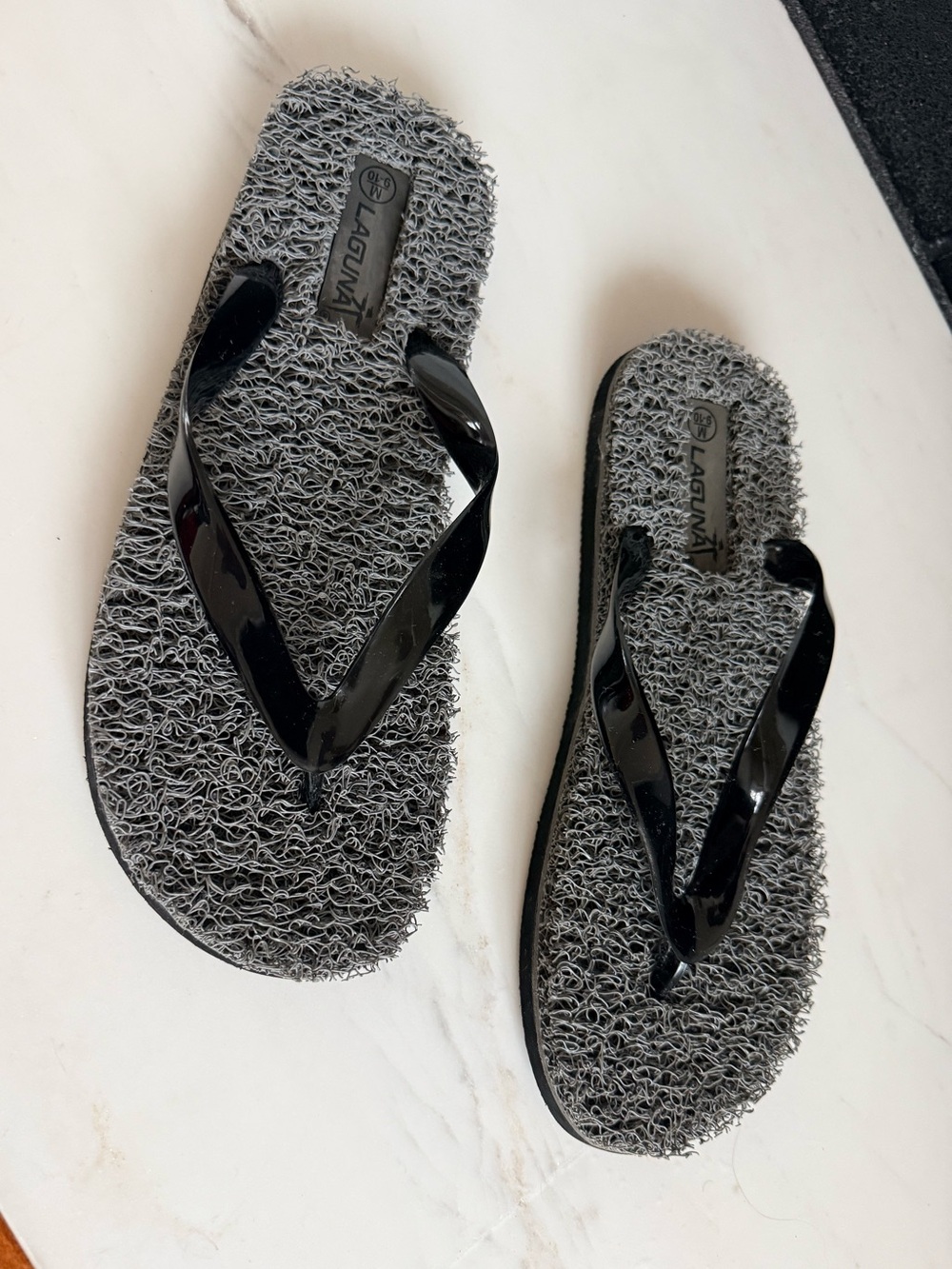 LAGUNA B MEN'S Gray / Black
Noodle Mesh Flip Flop
Slipper Sandals
Size M 9 / 10